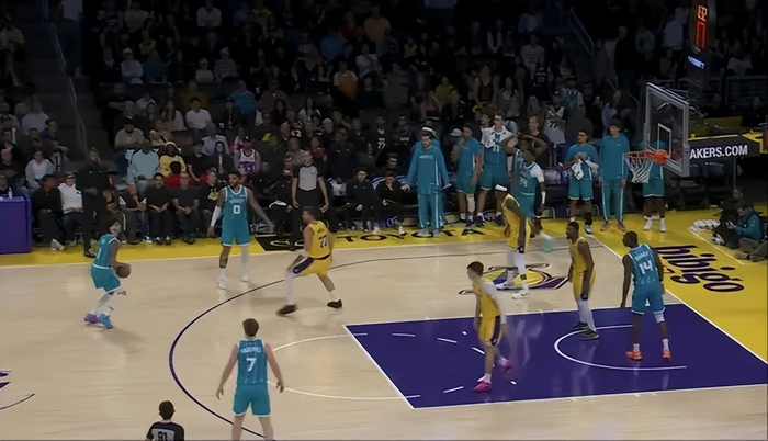 世俱杯赛程-雷迪克仍是不粘锅！谈防守亲承自己有布置，甩锅球员强度不够！|黄蜂|湖人|洛杉矶湖人队|夏洛特黄蜂队|JJ-雷迪克_新浪新闻